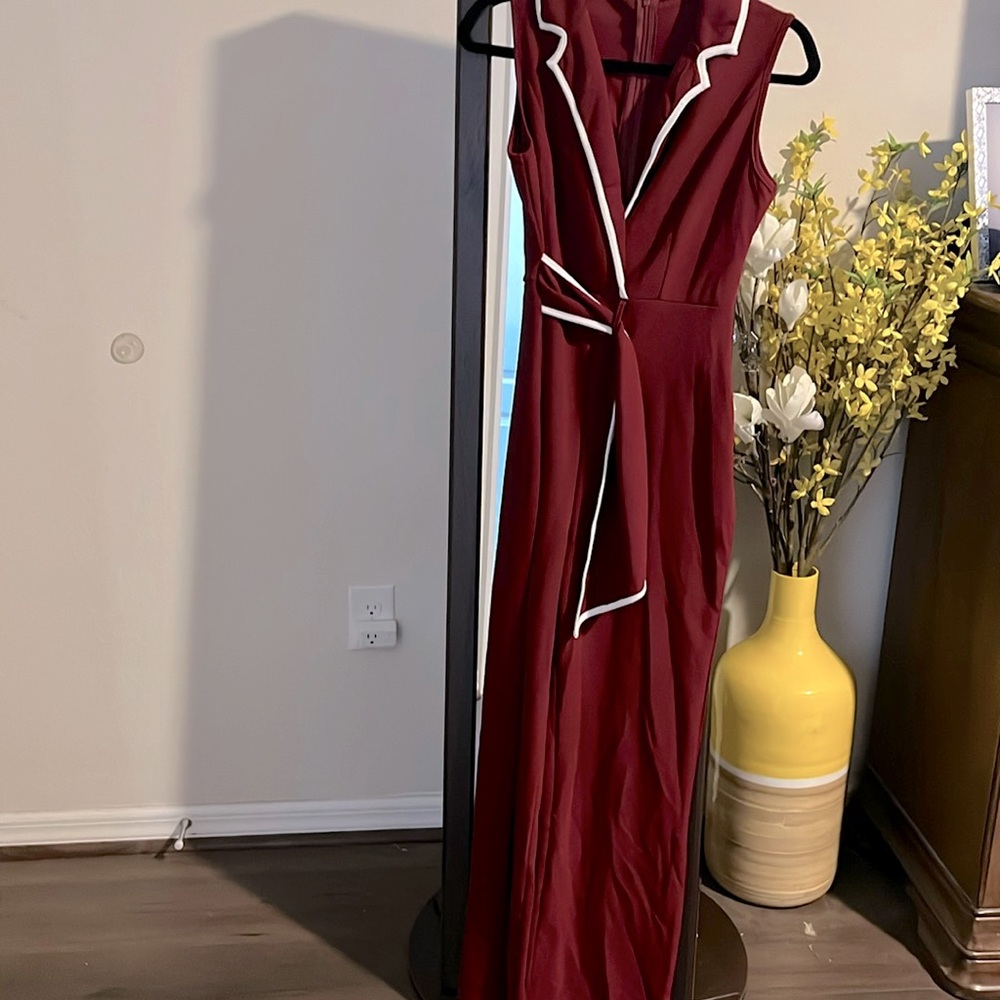 Pantsuit jumper burgundy with white trim on the collar zippered back